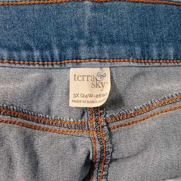 EUC: Terra & Sky Sze 3X (24W-26W) Mid-Blue Distressed Pull-On Cropped Jeans - Picture 3 of 7